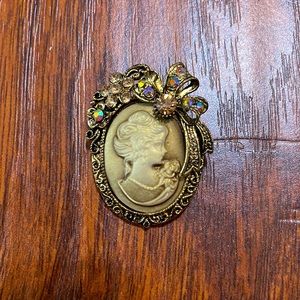 NWOT vintage gold cameo brooche